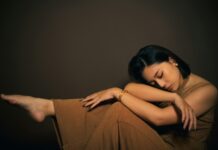 만성피로, 현대인의 건강을 위협하는 숨은 적 a woman sitting on the ground with her arms crossed