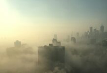 대기오염, 조용한 살인자… “깨끗한 공기는 곧 건강이다” city with high-rise building covered with fogs