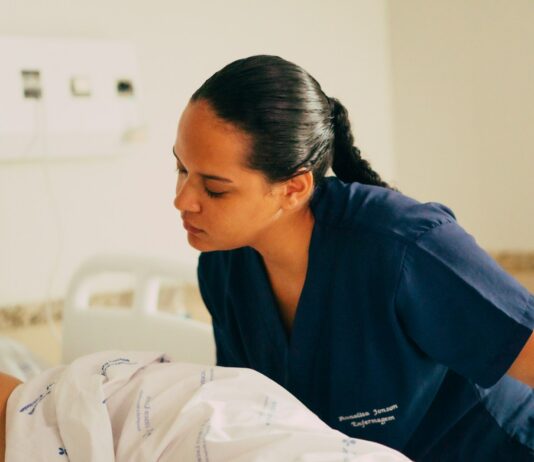 간병비 부담 완화된다… 내년부터 정책 변화 예고 A nurse is attending to a patient in a hospital.