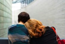 정신건강, 건강한 삶의 첫걸음 a woman rests her head on another person's shoulder