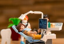 AI 기반 건강 관리, 더 똑똑하고 개인화된 의료의 길을 열다 a toy action figure