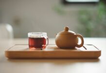웰니스 문화, 현대인의 삶 속으로 깊이 파고들다 clear glass cup with tea near brown ceramic teapot