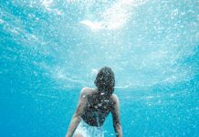 여성 건강, 작은 습관이 만드는 큰 변화 woman swimming under water