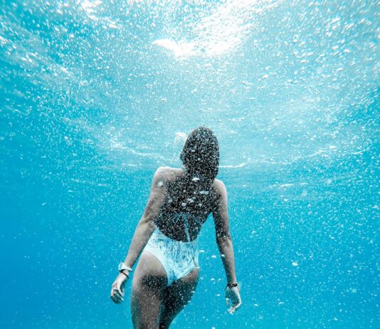 여성 건강, 작은 습관이 만드는 큰 변화 woman swimming under water