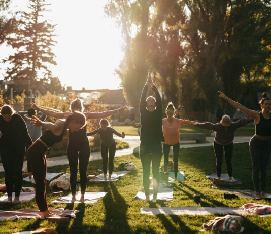 정신건강, 몸만큼 중요한 마음의 건강 돌보기 a group of people doing yoga in a park
