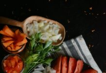 과학적으로 살펴본 영양 & 보충제, 꼭 챙겨야 할 것은 무엇일까? sliced tomato and green vegetable salad