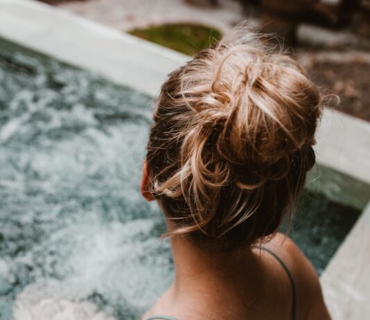 스트레스, 제대로 관리하면 건강은 물론 삶의 질도 달라진다 woman in hot tub