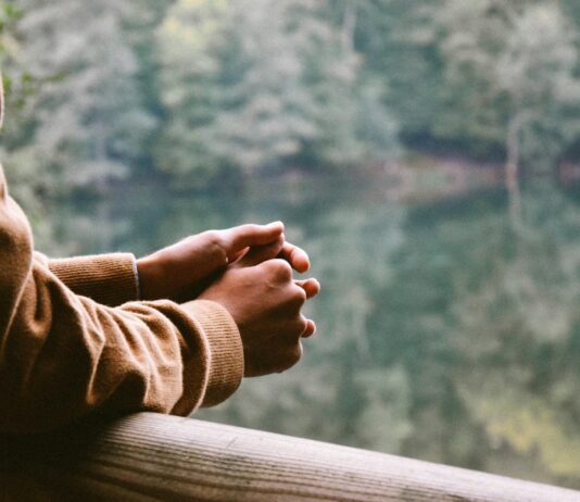정신건강, 현대인의 새로운 필수관리 항목 tilt-shift photography of person in brown jacket
