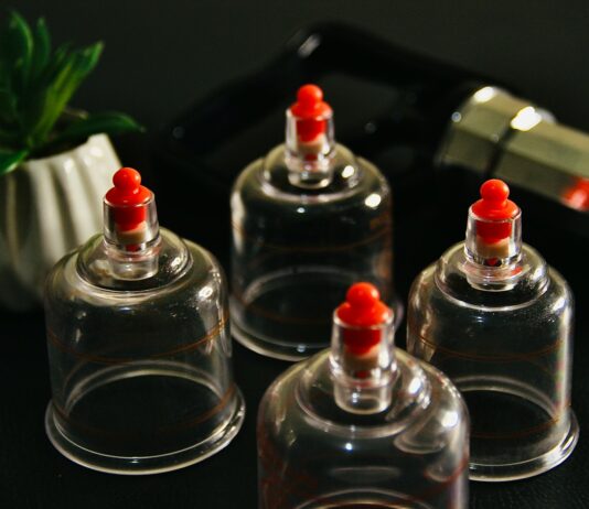 다양한 대체요법, 건강관리의 새로운 옵션으로 주목받다 clear glass bottle with red lid