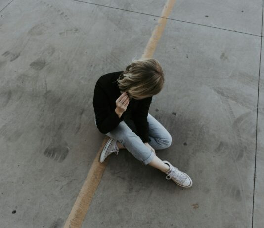 스트레스를 건강하게 다스리는 5가지 실천법 woman sitting on pavement