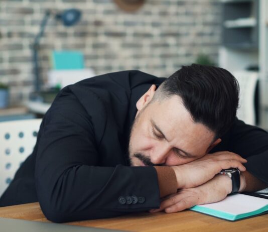 장시간 앉아 있는 직장인, 건강 관리 이렇게 하세요 a man leaning his head on his desk