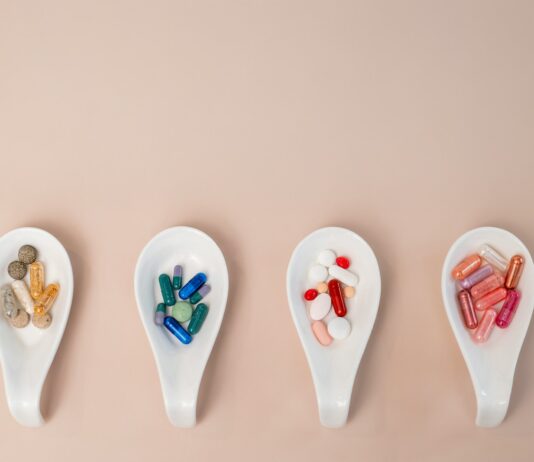 “건강한 삶을 위한 영양과 보충제, 무엇을 어떻게 선택해야 할까?” A row of spoons filled with different types of pills