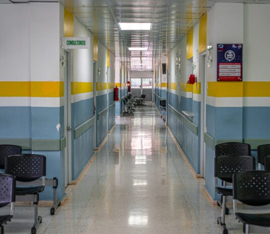 국내 첫 감염병 전문병원 2027년 개원 목표… 호남권에서 시작 A long hallway with chairs and a clock on the wall