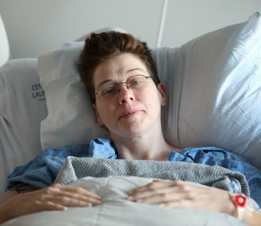 위암 수술 후 회복, 더 빨라질까… 한국서 ERAS 임상시험 진행 woman lying on bed