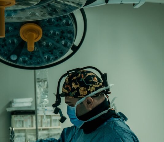 AI 기반 건강 관리, 맞춤형 의료의 새 시대 연다 a man in a surgical gown is operating a machine