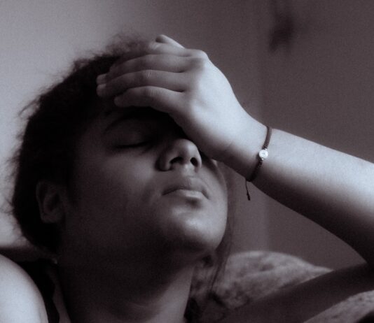만성피로, 단순한 피로가 아닌 삶의 질을 위협하는 경고 신호 a black and white photo of a woman sitting on a couch