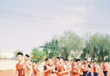 스트레스, 똑똑하게 관리하면 건강도 지킨다 a group of young men running on a track