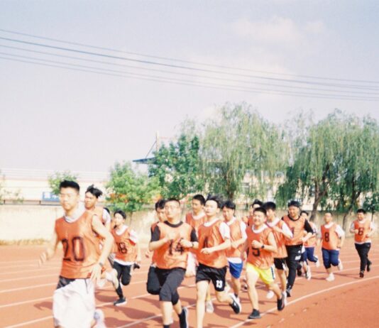 스트레스, 똑똑하게 관리하면 건강도 지킨다 a group of young men running on a track
