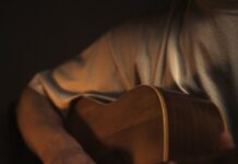 뇌건강, 작은 습관부터 지키면 평생 빛난다 a man playing a guitar in a dark room
