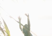 웰니스 문화, 일상 속 건강한 삶을 이끄는 새로운 트렌드 woman standing near body of water