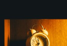 “아침 루틴이 바꾼 하루, 작은 변화가 만드는 건강 습관” a clock on a shelf