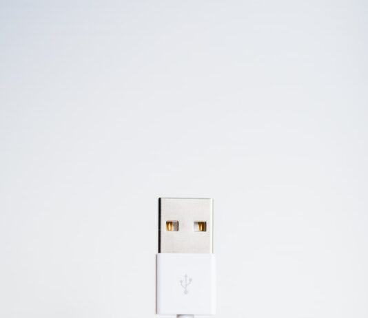 디지털 디톡스와 명상, MZ세대의 새로운 정신건강 트렌드 white sync cable