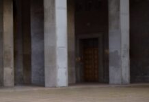 MZ세대가 선택한 스트레스 관리법, ‘마이크로 휴식’이 대세 man in brown hoodie and black pants sitting on gray concrete stairs