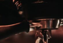 “하루 두 잔 커피가 집중력 떨어뜨릴 수도?”… 카페인 과다의 역설 white and teal cup