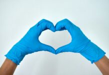 “생명 나눔, 삶을 잇다”… 장기·조직 기증제도 전면 개편 예고 person in blue pants lying on white surface