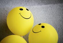 바쁜 일상 속 지키는 마음의 건강, 정신건강 관리법 yellow smiley emoji on gray textile