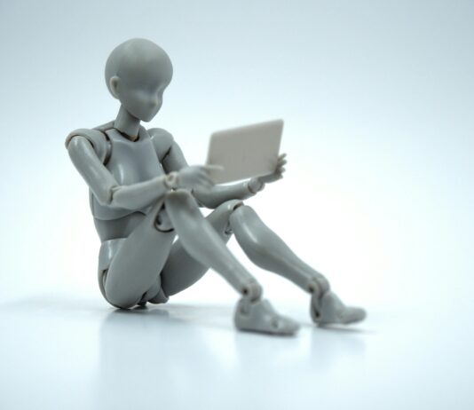 “AI가 내 식단을 짜주고 있어요”… 인공지능 건강관리 시대가 열렸다 puppet using tablet