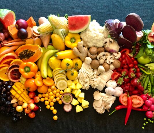 “섬유소 더 먹으래요”… ‘파이버맥싱(fibre-maxxing)’이 틱톡에서 떠오르는 이유 sliced fruits on black plate