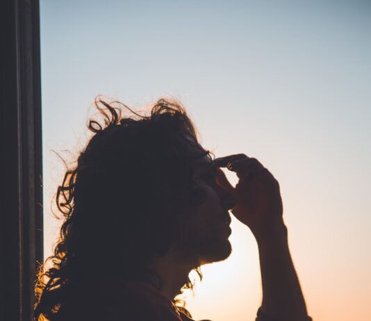 스트레스, 슬기롭게 풀기…일상에서 시작하는 마음 건강 챙기기 man holding forehead under sunset