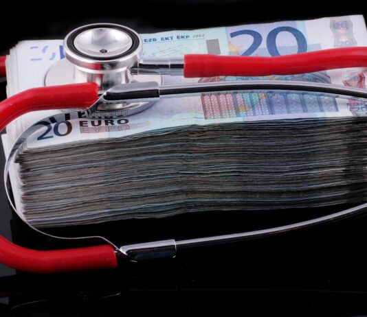 삶의 끝자락, 쏟아지는 의료비… “죽음보다 두려운 비용의 곡선” a medical stethoscope resting on a stack of money