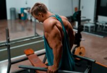 “근육 건강, 웰에이징의 핵심… 신체·정신 모두 지키는 ‘근육관리’ 열풍” man exercising in dip station