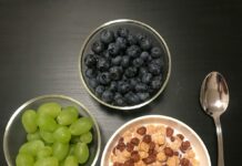 단순함이 답이다! 식단 트렌드 ‘심플 다이어트’ 열풍 a bowl of cereal, a bowl of grapes and a bowl of cereal