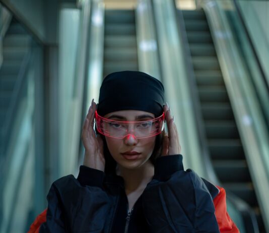 “내 건강도 AI가 챙긴다” 일상 속 스마트 건강 관리의 진화 A person with headphones and a jacket on