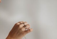 ‘웰니스 문화’ 확산…건강한 일상, 작지만 꾸준한 변화부터 person holding black glass bottle