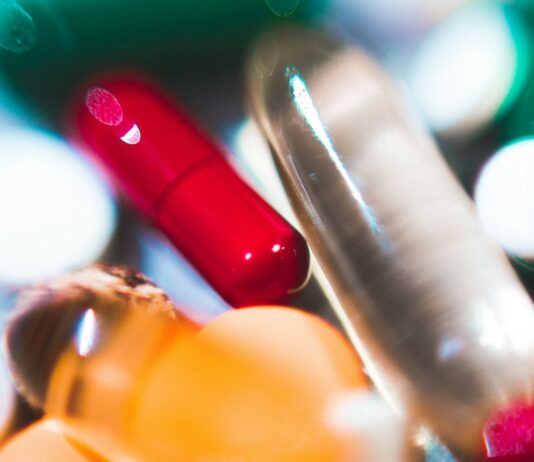 영양 & 보충제 트렌드: 내 몸에 딱 맞는 ‘맞춤형’ 솔루션이 뜬다 a close up of a bunch of pills