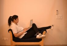 흡연보다 더 위험한 ‘앉아있는 습관’ woman in white dress shirt and black pants sitting on brown wooden chair