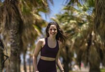 집콕 시대, ‘워킹 운동’이 만드는 건강한 변화…일상 속 실천법은? woman in black tank top and purple leggings running on green grass field during daytime