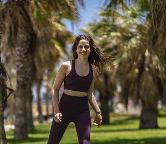 집콕 시대, ‘워킹 운동’이 만드는 건강한 변화…일상 속 실천법은? woman in black tank top and purple leggings running on green grass field during daytime