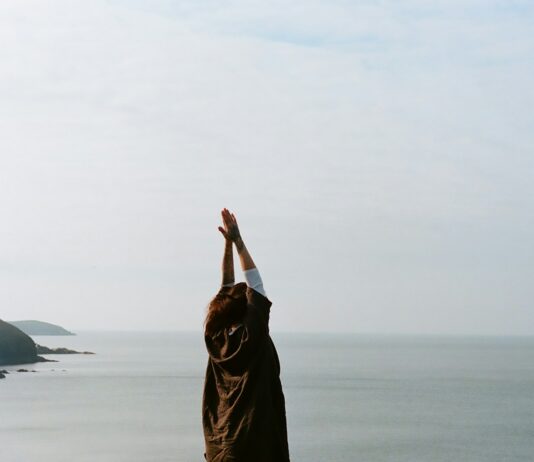 디지털 시대, 뇌건강 지키는 5가지 스마트 습관 woman in brown hijab covering her face with her hand