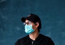 바쁜 직장인을 위한 건강관리, 작은 습관이 삶을 바꾼다 woman in black jacket holding white cup