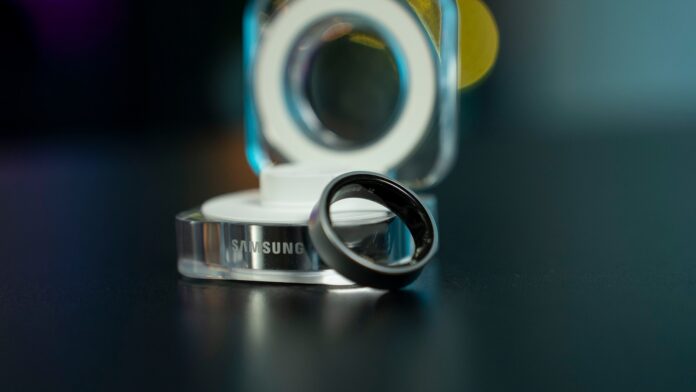 Photo by Amanz A black samsung ring with its charging dock.