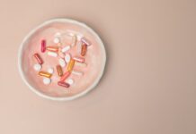 “영양도 맞춤 시대”…일상에서 실천하는 건강한 보충제 활용법 A white bowl filled with pills on top of a table