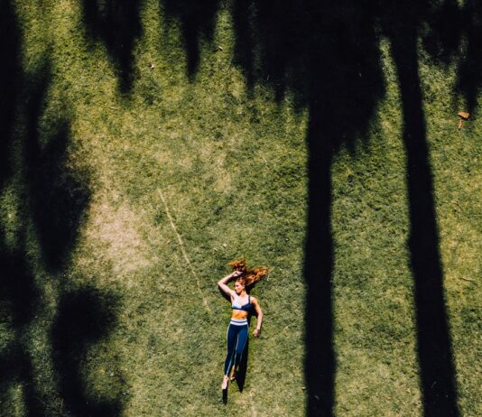웰니스 문화, 현대인의 삶을 변화시키다 woman lying on green grass during daytime