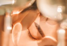 “피부 뒤집어졌어요”… 마스크 안쪽, 여전히 고통받는 민감 피부 man's face