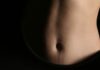 “먹고 나면 속이 더부룩해요”… 소화 안 되는 체질, 바꿀 수 있습니다 A close-up of a person's abdomen.