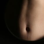 “먹고 나면 속이 더부룩해요”… 소화 안 되는 체질, 바꿀 수 있습니다 A close-up of a person's abdomen.
